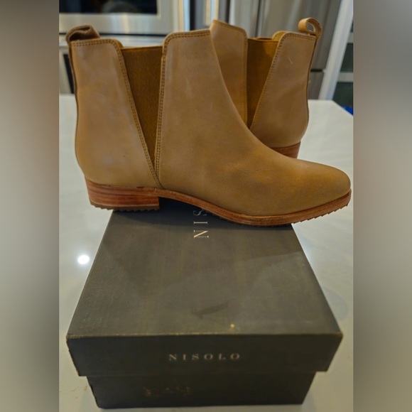 Nisolo Almond Eva Everyday Chelsea Leather Boots - Picture 4 of 16
